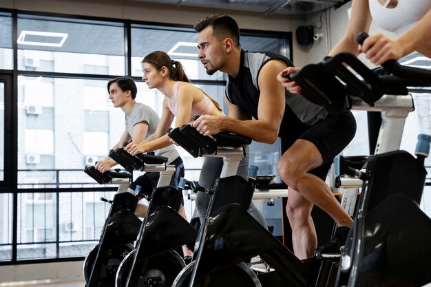 Persone che fanno ciclismo indoor