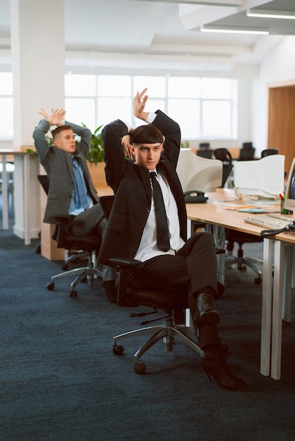 Persone che fanno movimenti di danza voguing all'interno