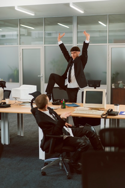 Persone che fanno movimenti di danza voguing all'interno