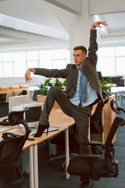 Persone che fanno movimenti di danza voguing all'interno