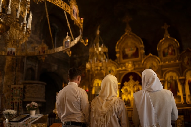 Persone che frequentano il sermone in chiesa per celebrare la pasqua greca