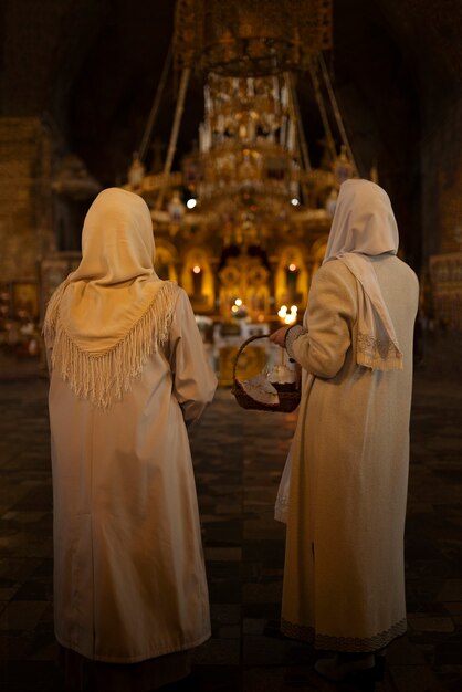 Persone che frequentano il sermone in chiesa per celebrare la pasqua greca