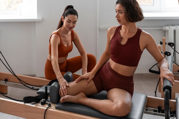 Persone che frequentano lezioni di Pilates Reformer