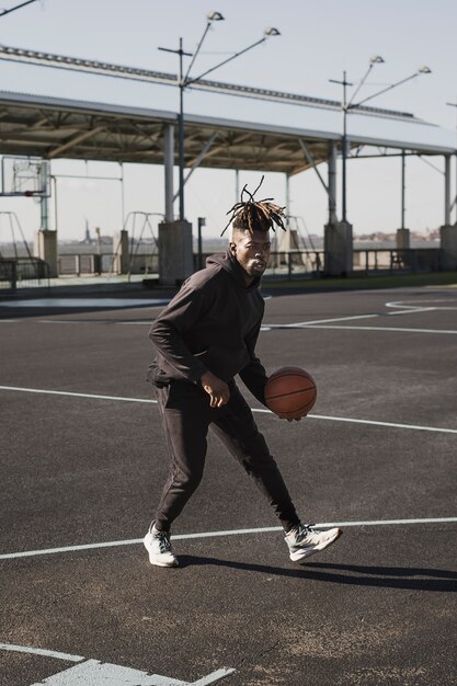 Persone che giocano a basket