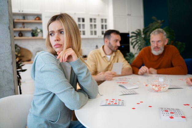 Persone che giocano a bingo insieme