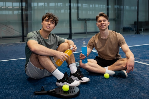 Persone che giocano a paddle tennis all'interno