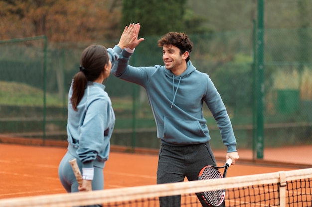 Persone che giocano a tennis in inverno