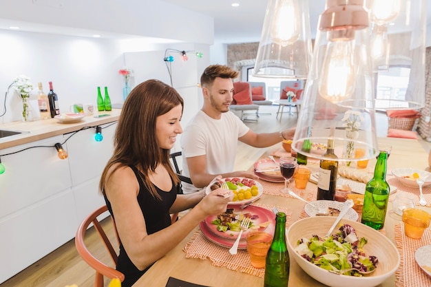 Persone che godono di cibo a cena