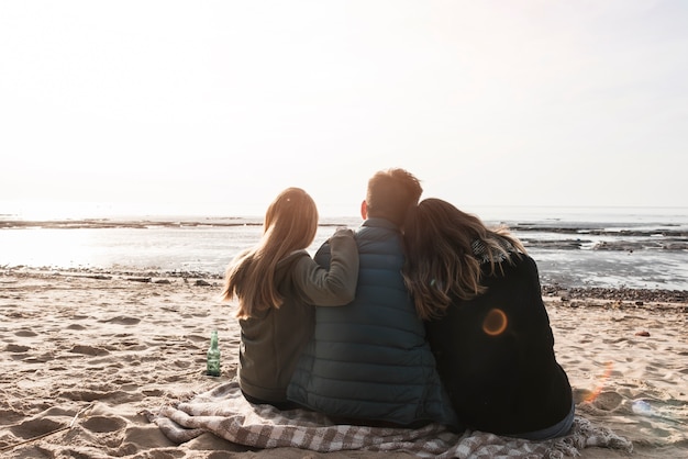 Persone che guardano il mare