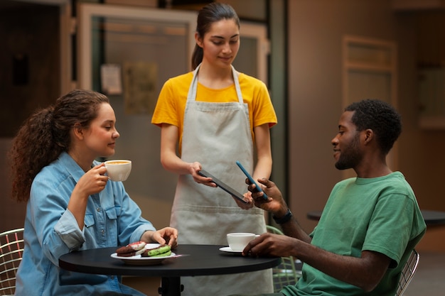 Persone che guardano il menu del giorno