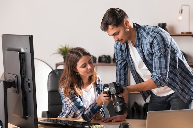 Persone che guardano insieme le foto sulla fotocamera