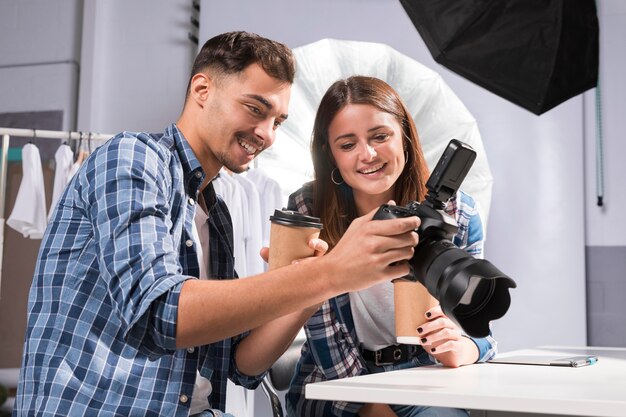 Persone che guardano insieme su una macchina fotografica