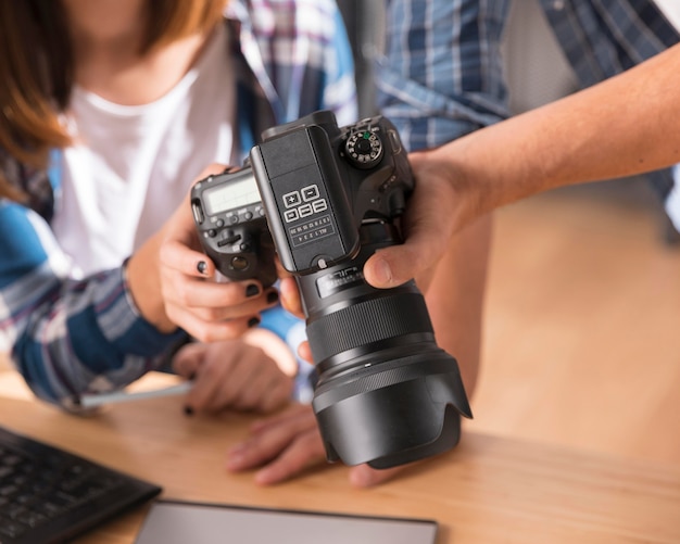 Persone che guardano le foto sulla fotocamera