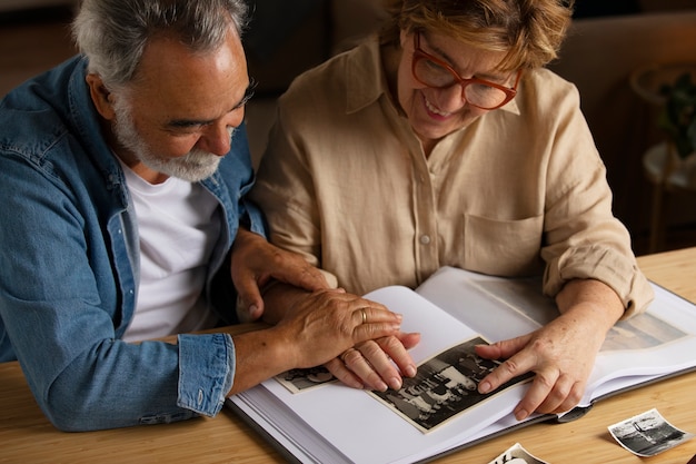 Persone che guardano oltre l'album delle foto