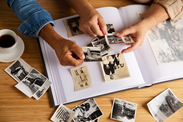 Persone che guardano oltre l'album delle foto