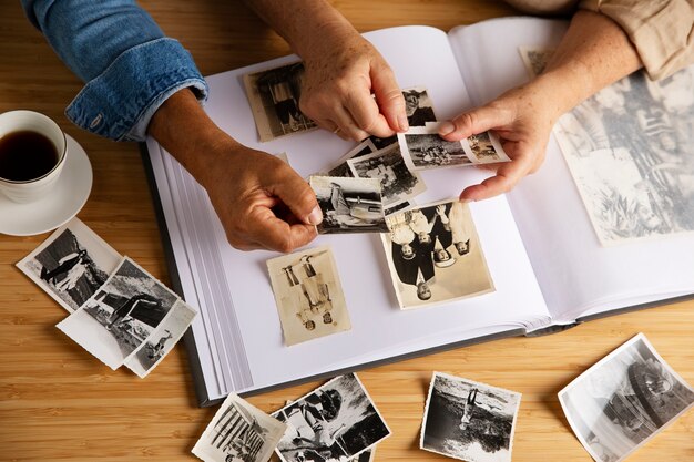 Persone che guardano oltre l'album delle foto