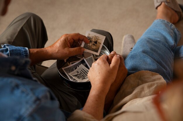 Persone che guardano oltre l'album delle foto