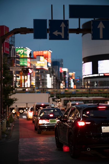 Persone che guidano auto sulla strada della città