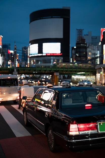 Persone che guidano auto sulla strada della città