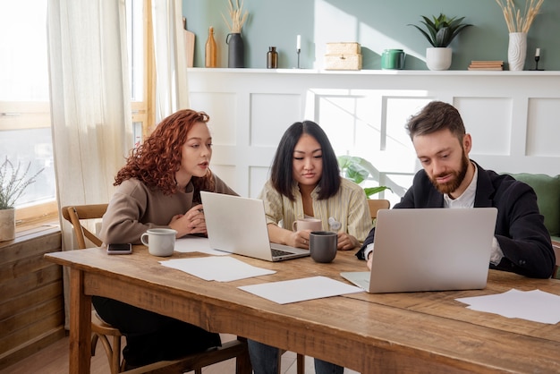 Persone che hanno un dibattito mentre guardano oltre il computer