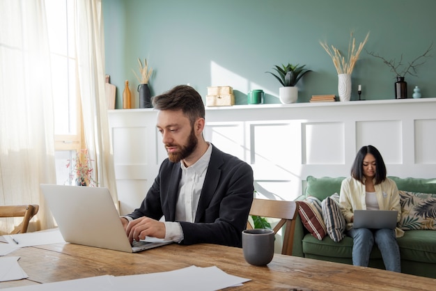 Persone che hanno un dibattito mentre guardano oltre il computer