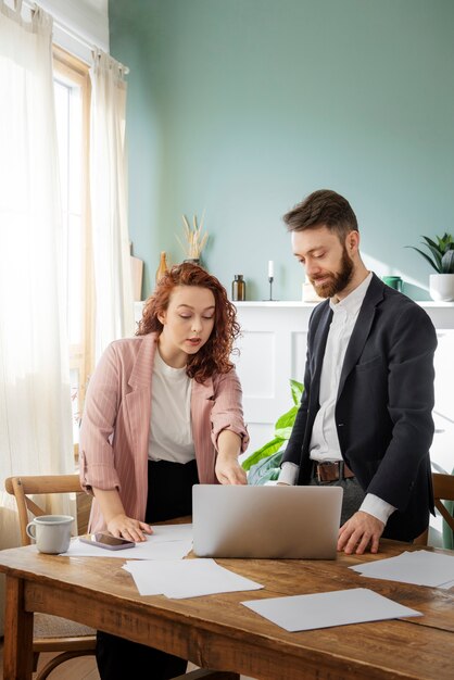 Persone che hanno un dibattito mentre guardano oltre il computer