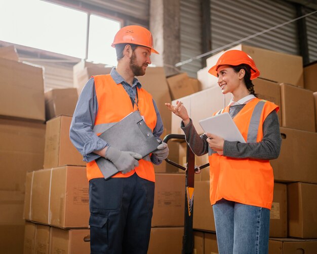 Persone che indossano un berretto di sicurezza al lavoro