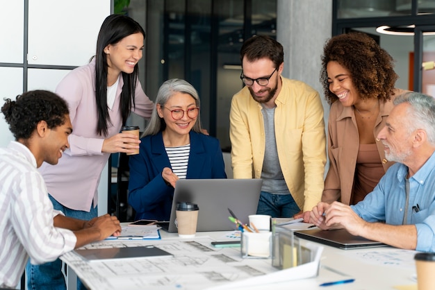 Persone che lavorano come una società di squadra