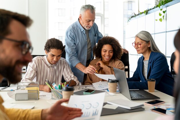 Persone che lavorano come una società di squadra