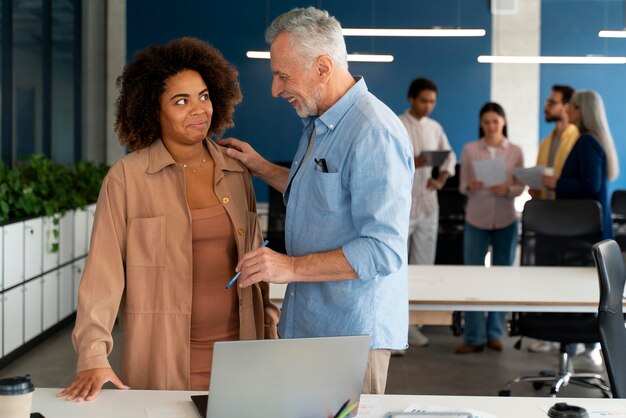 Persone che lavorano come una società di squadra