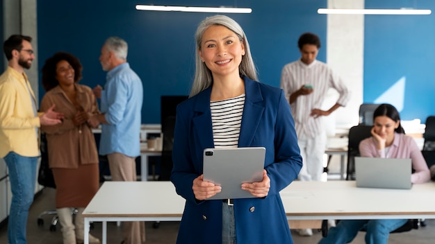 Persone che lavorano come una società di squadra