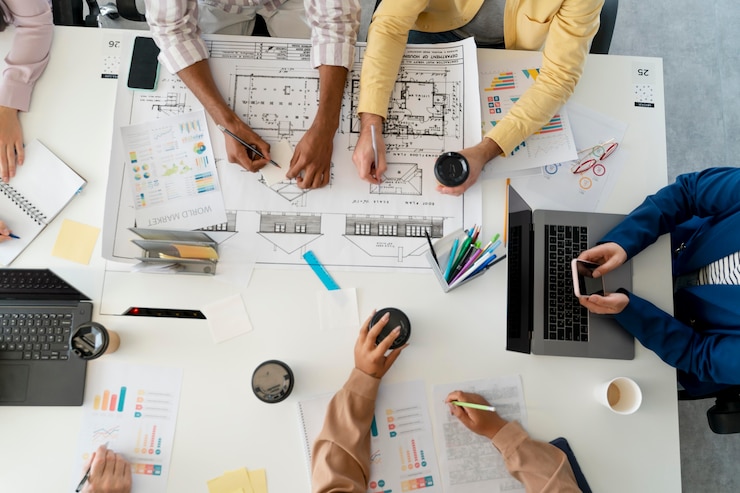 Foto gratuito persone che lavorano come una società di squadra