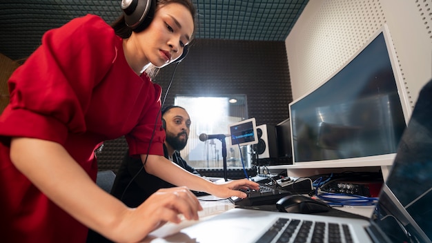 Persone che lavorano con apparecchiature radio professionali