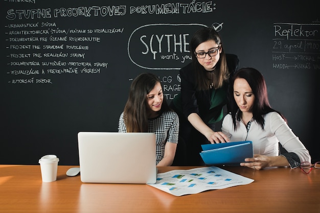 Persone che lavorano con documenti e laptop