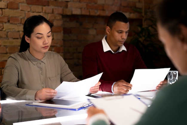 Persone che lavorano fino a tardi in ufficio