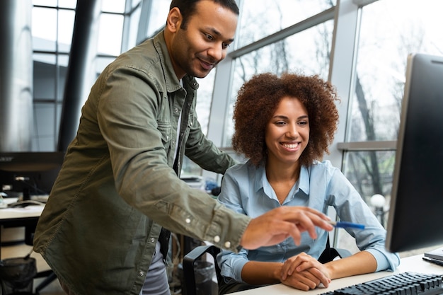 Persone che lavorano in un'agenzia di marketing