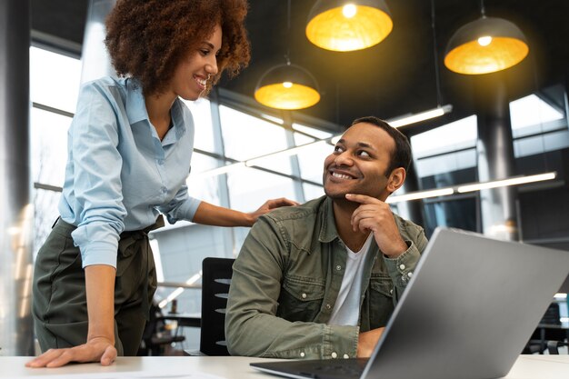 Persone che lavorano in un'agenzia di marketing