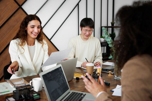 Persone che lavorano in uno spazio ufficio elegante e accogliente