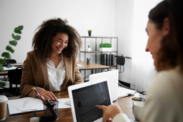 Persone che lavorano in uno spazio ufficio elegante e accogliente