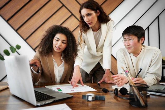 Persone che lavorano in uno spazio ufficio elegante e accogliente