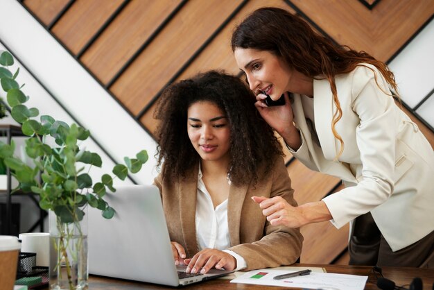 Persone che lavorano in uno spazio ufficio elegante e accogliente