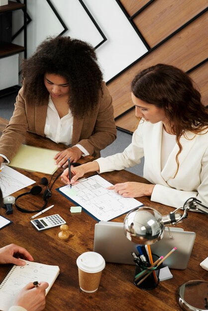 Persone che lavorano in uno spazio ufficio elegante e accogliente