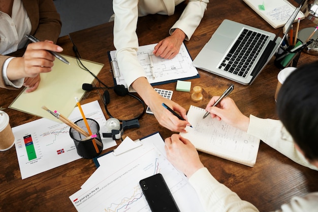 Persone che lavorano in uno spazio ufficio elegante e accogliente