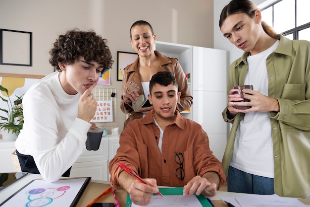 Persone che lavorano insieme colpo medio