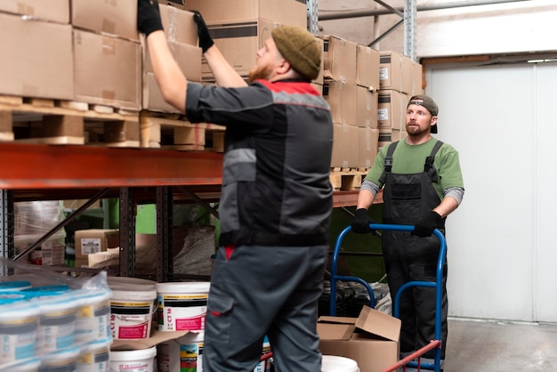 Persone che lavorano insieme in un magazzino