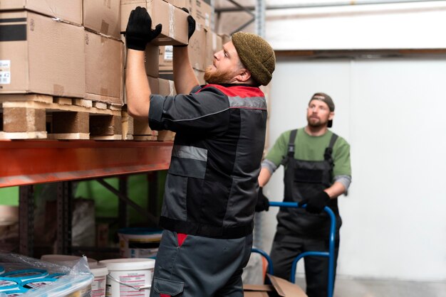 Persone che lavorano insieme in un magazzino