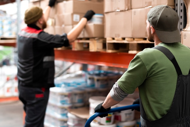 Persone che lavorano insieme in un magazzino