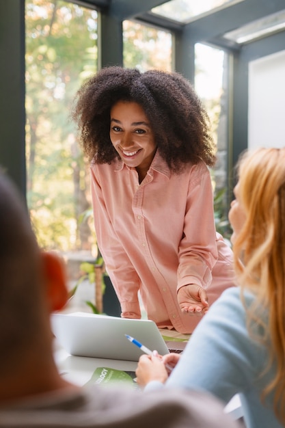 Persone che lavorano insieme in un marchio tecnologico