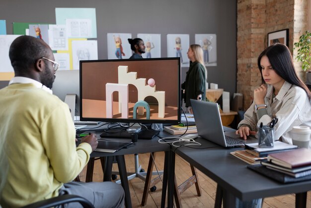 Persone che lavorano insieme in uno studio di animazione