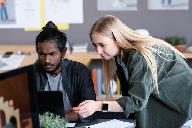 Persone che lavorano insieme in uno studio di animazione